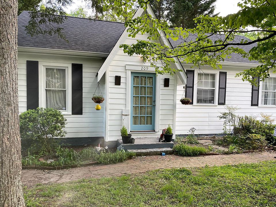 1st image of 209 Claire St