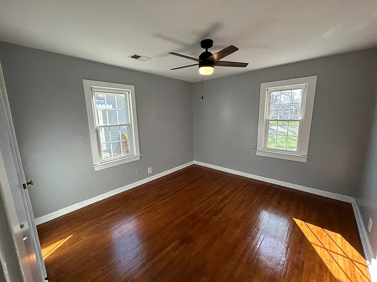 900 Irvin Ave — Photo 3