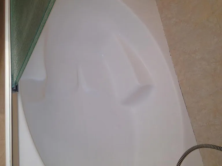 deep bath tub