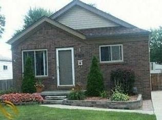 27856 Van Howe St, Roseville, MI 48066