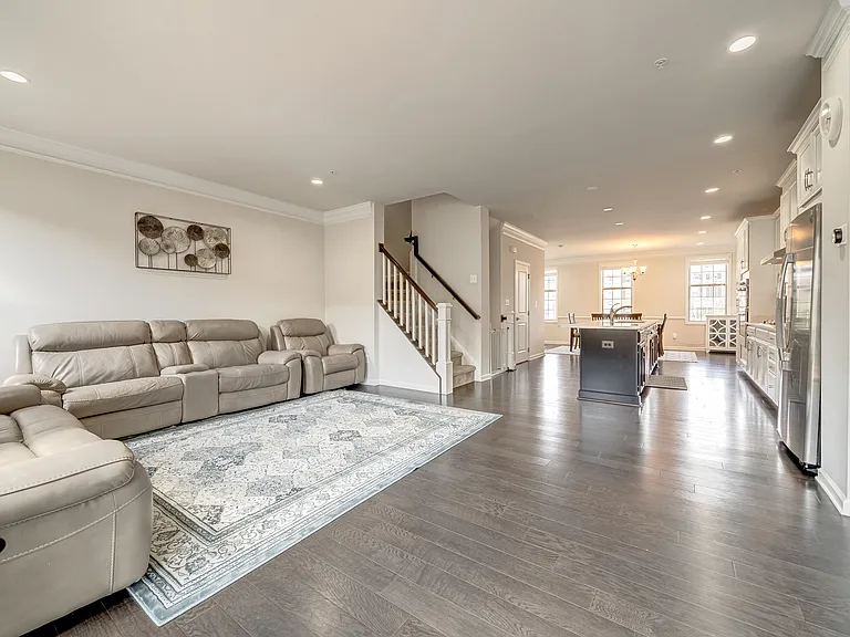 22489 Naugatuck Sq — Photo 13