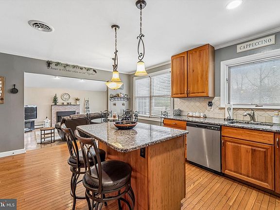 3rd image of 3216 Hayes Rd