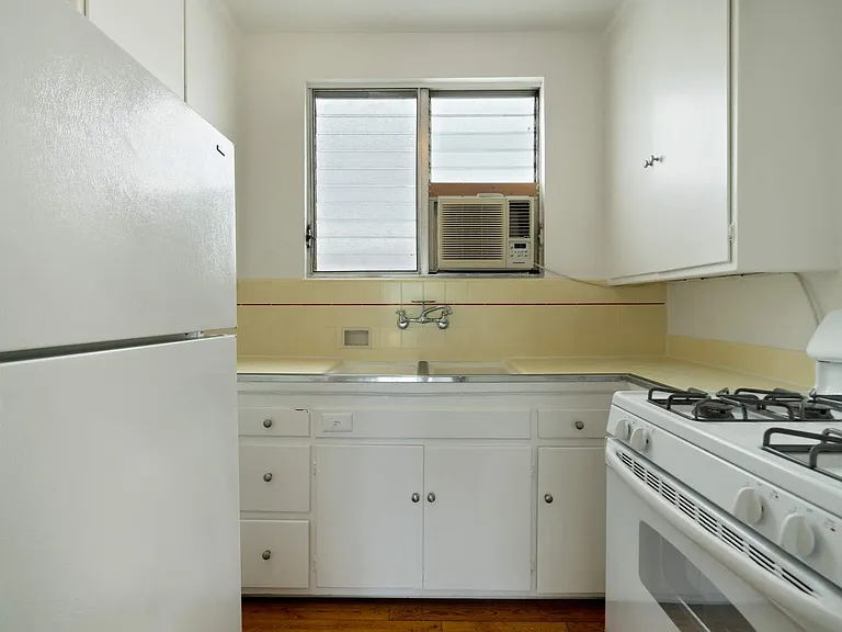 1323 N Olive Dr — Photo 25