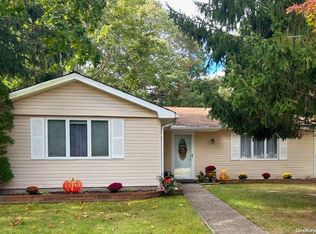 18 Highview Ln, Ridge, NY 11961