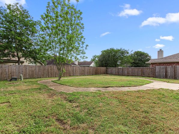 1427 Hunter Green Ln, Fresno, TX 77545