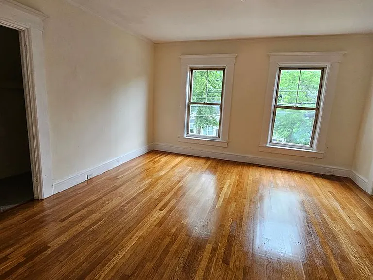 605 Hall St — Photo 5