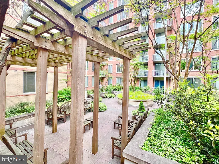 1020 N Highland St #221 — Photo 23