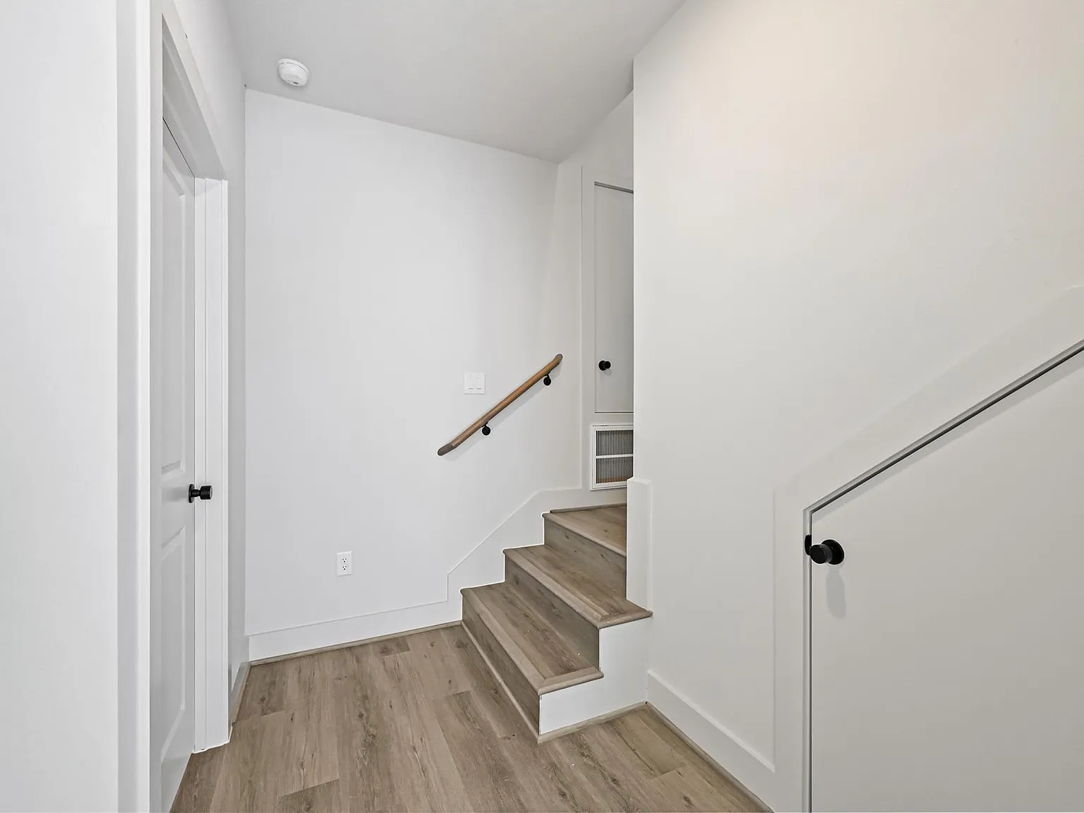 2 bed, 2.0 bath, 1200 sqft, $2,000 — Photo 3