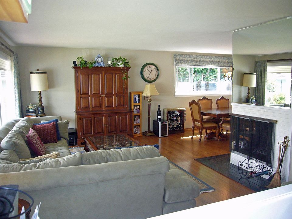 Living Room with fireplace
