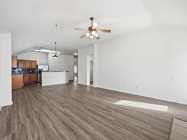 518 Niagara Falls Dr — Photo 4