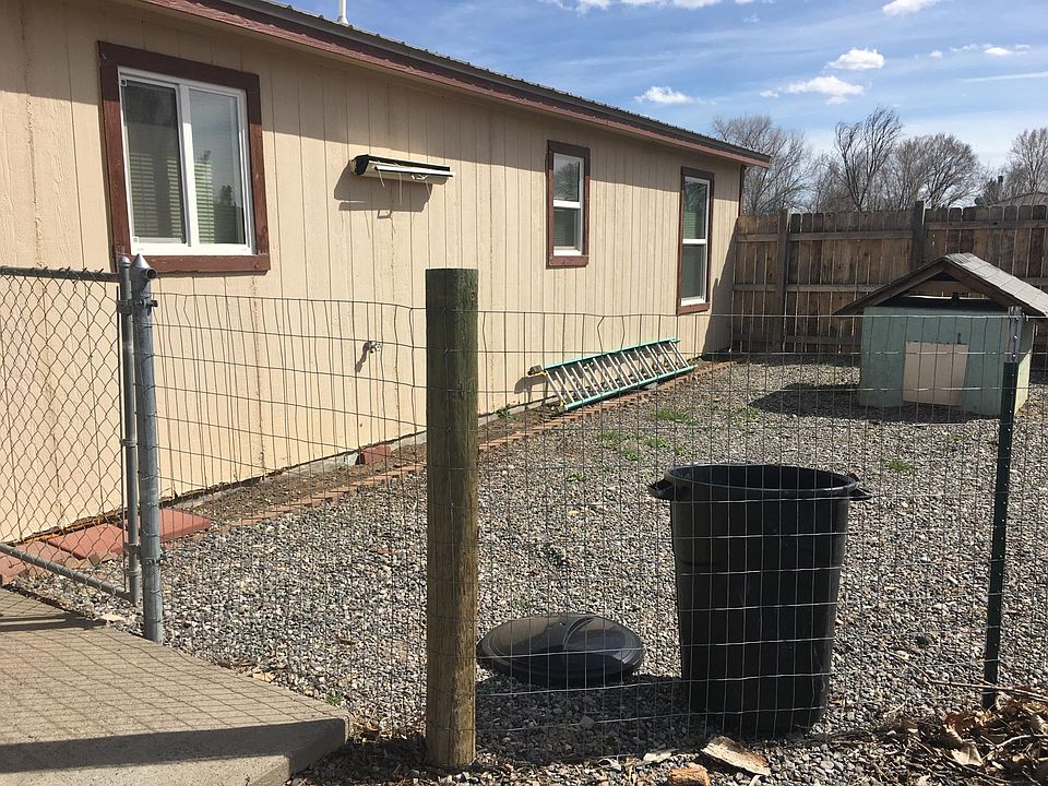 Dog kennel in back of house!