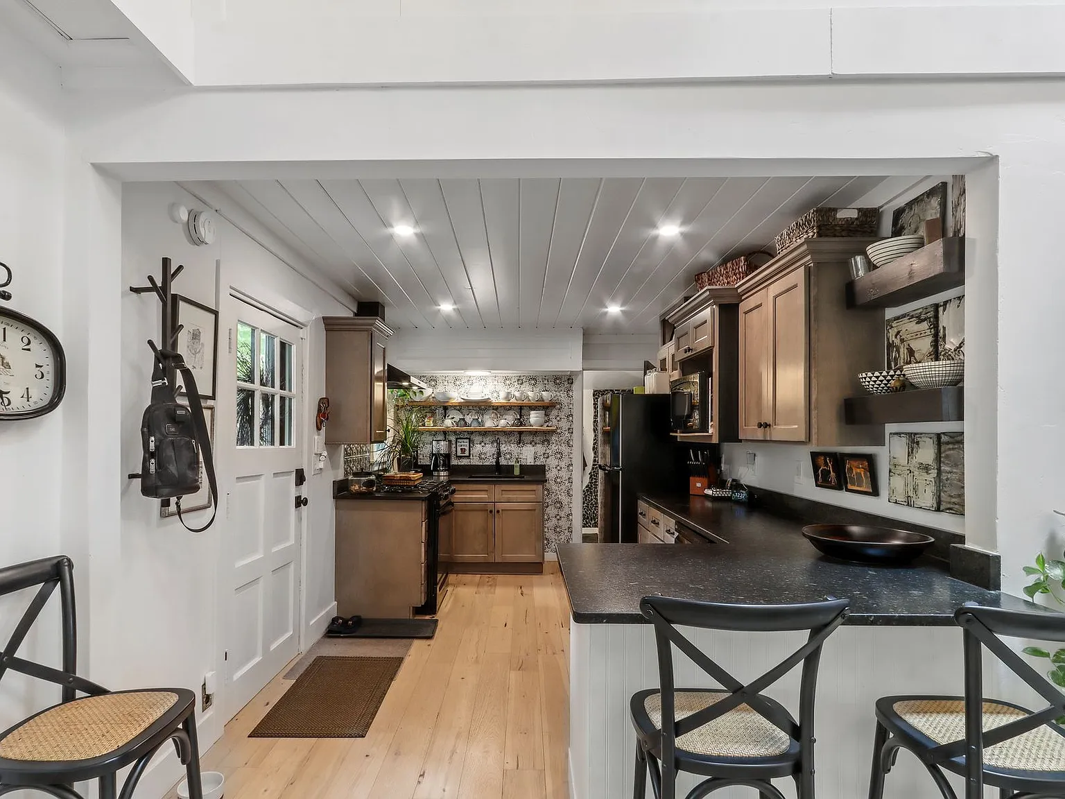 3 bed, 2018 sqft, $3,000 — Photo 4