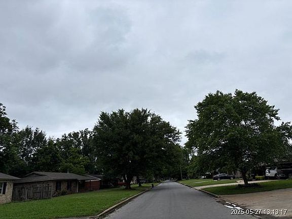 Exterior Neighborhood (street photo)