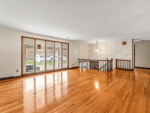 3rd image of 90 Rolling Ridge Rd