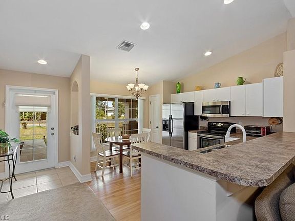 5th image of 89 Blackstone Dr