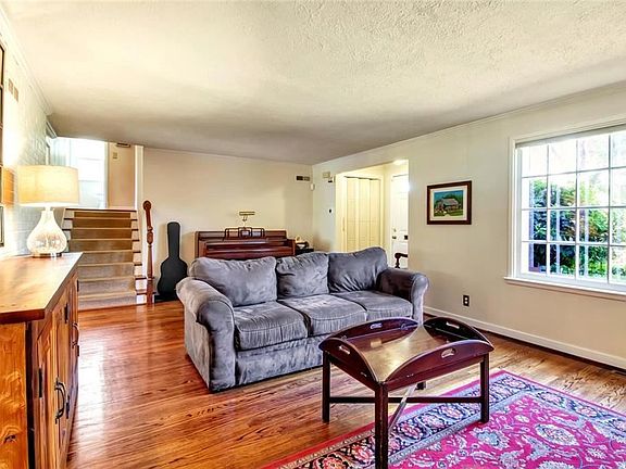5th image of 82 Darwin Dr