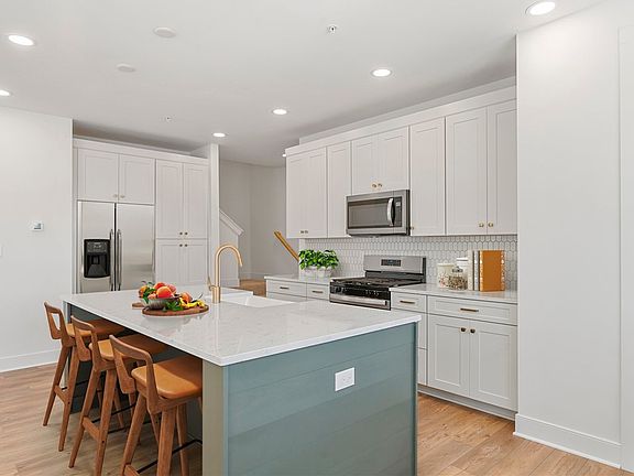 2nd image of 3028 Green Ln