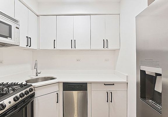 5th image of 155 E 55th St APT 9B