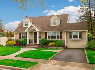 33 Hart St, Farmingdale, NY 11735
