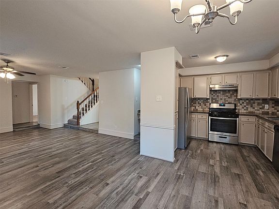 4th image of 80 Fallenstone Dr