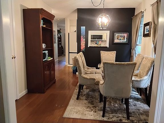 Dining room.