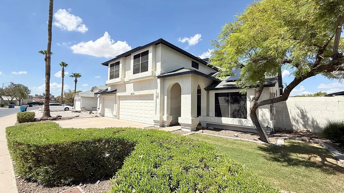 4 bed, 2.5 bath, 2242 sqft, $2,800 — Photo 2