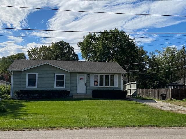 Cute house with the driveway for more than 2 cars.