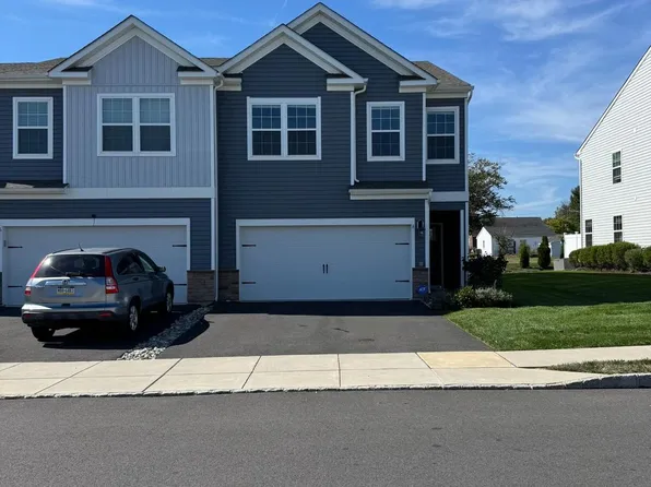 8 Fonthill Ct, Quakertown, PA 18951
