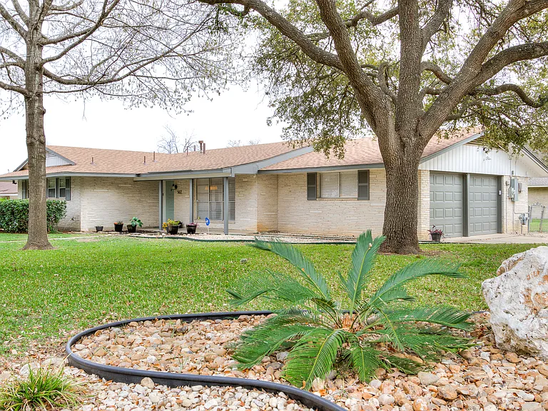 502 Downshire Dr — Photo 2