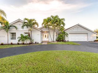 19440 W Saint Andrews Dr, Hialeah, FL 33015