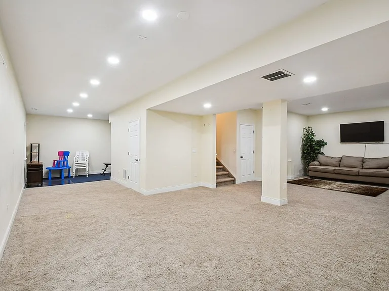 8910 Azalea Ct — Photo 17