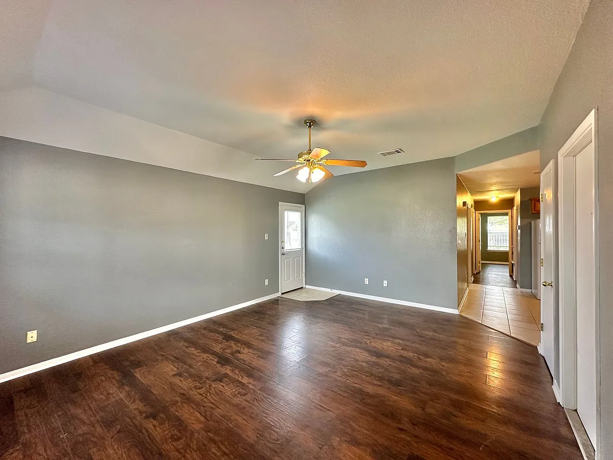Building Photo - 1501 Cinch Dr