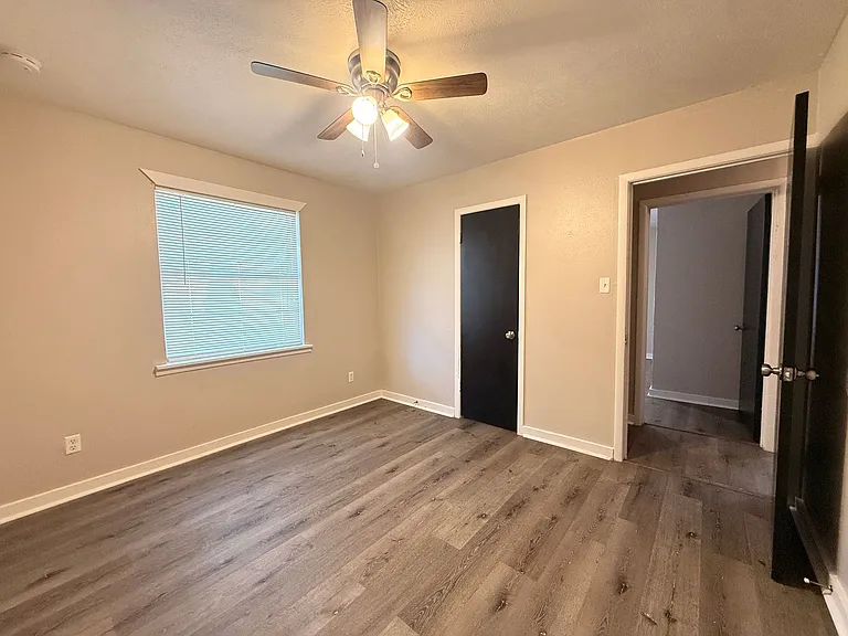 810 Glencrest Ln — Photo 13