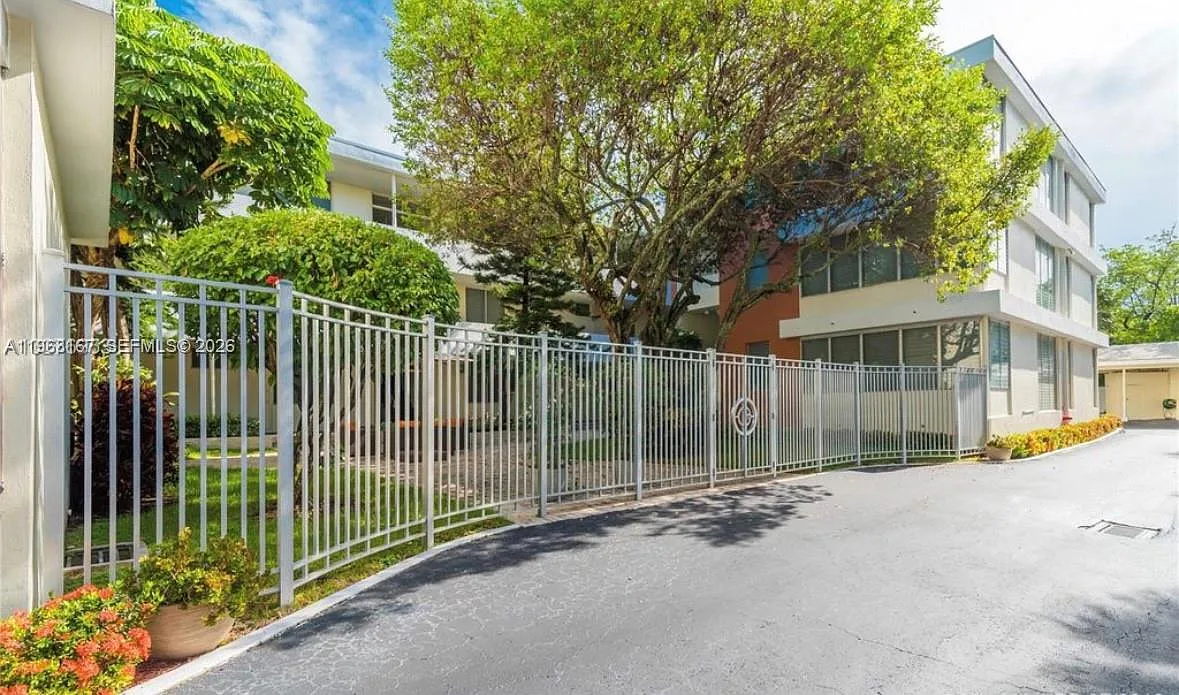 Building Photo - 10210 Collins Ave #306