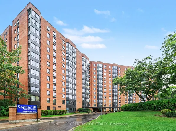 80 Sandcastle Dr #803, Ottawa, ON K2H 9E7