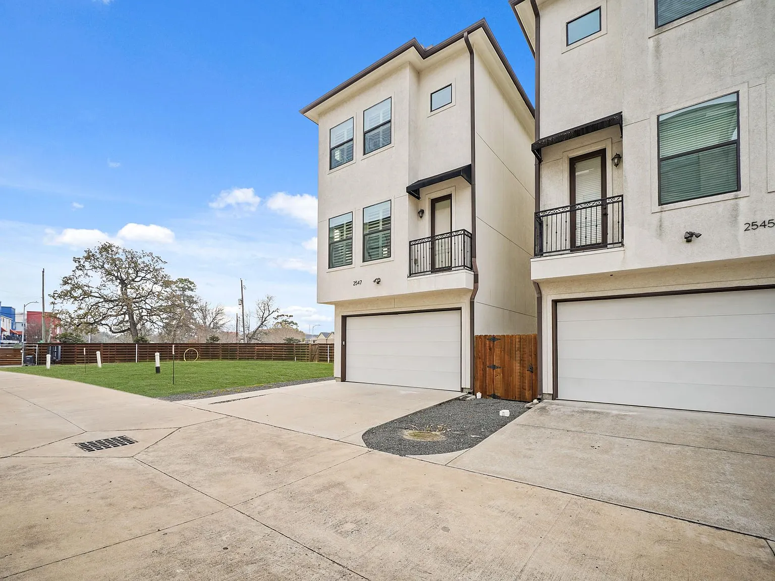 3 bed, 3.5 bath, 2060 sqft, $2,795 — Photo 2