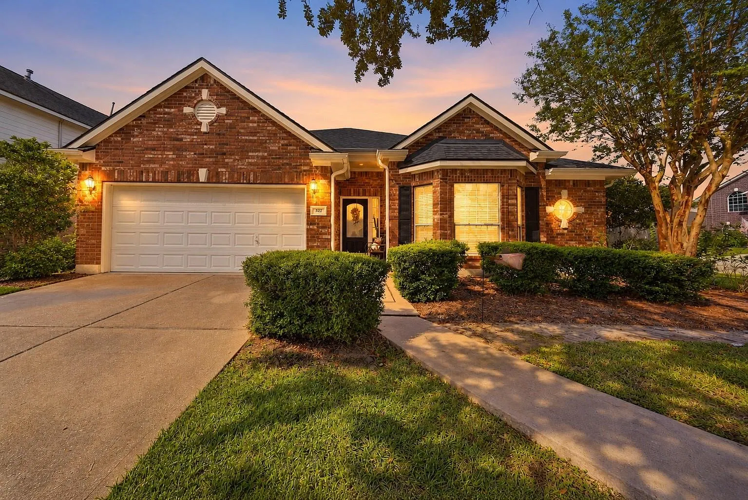 3 bed, 2.0 bath, 2203 sqft, $3,000 — Photo 1