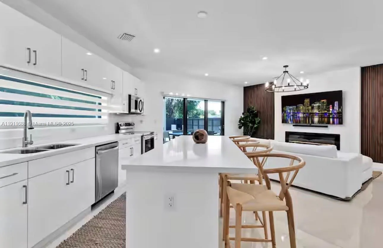 4 bed, 4.0 bath, 2187 sqft, $5,000 — Photo 4