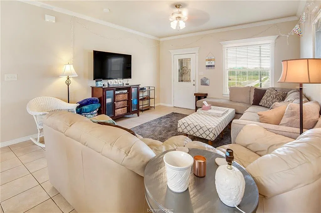 4 bed, 2.5 bath, 1637 sqft, $2,400 — Photo 3