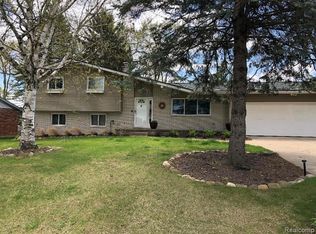 8135 Kenwick Dr, White Lake, MI 48386