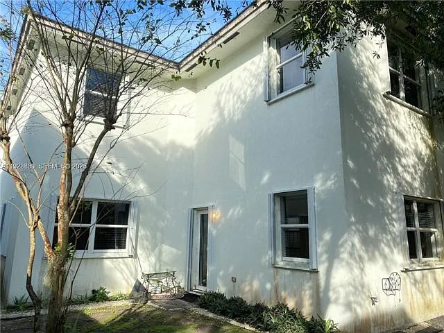 3616 NE 3rd Ct — Photo 3