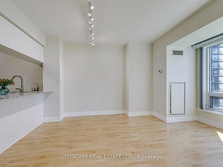 8 Scollard St #1108 — Photo 6