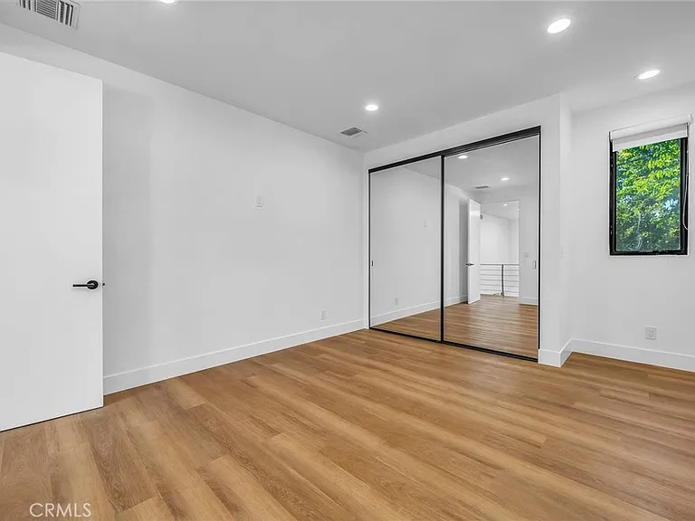 1531 Wellesley Ave — Photo 11