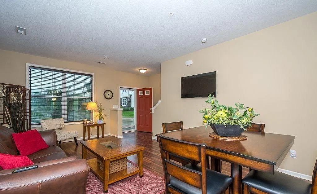 3 bed, 2.5 bath, 1700 sqft, $1,985 — Photo 4