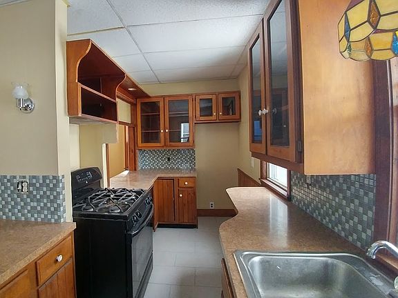3rd image of 42 Parkwood St