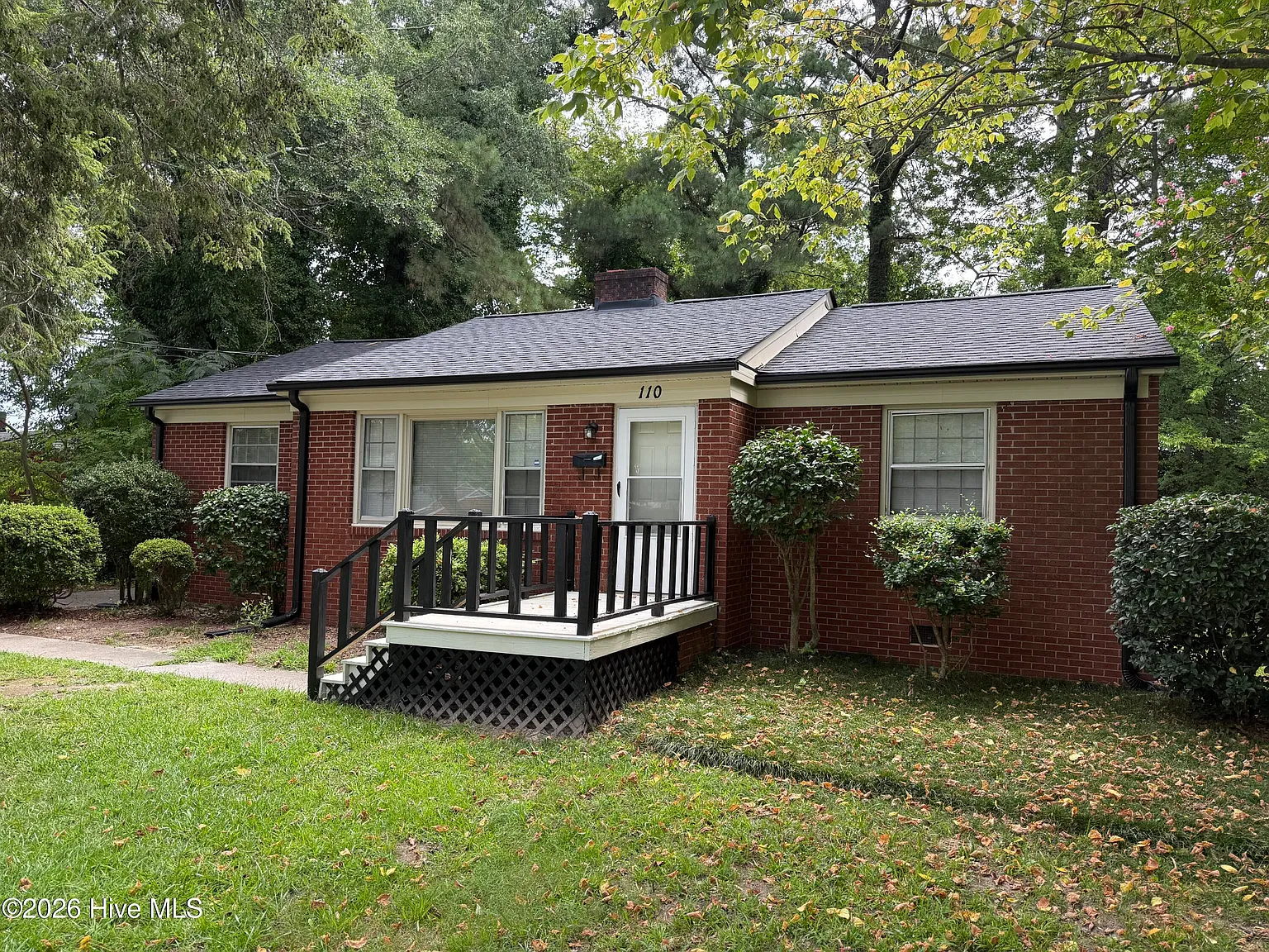 3 bed, 1.0 bath, 1182 sqft, $1,650 — Photo 2