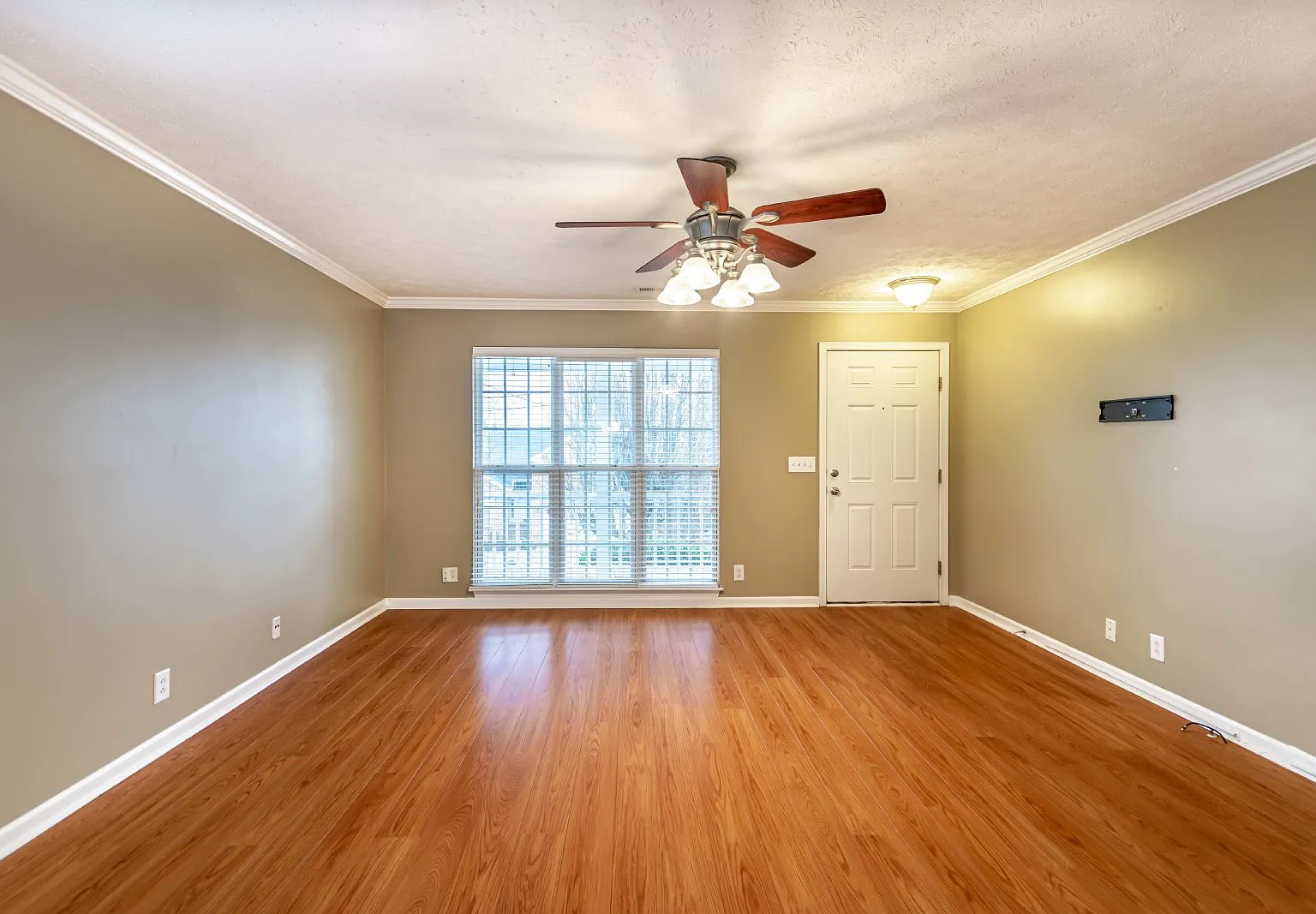 4 bed, 2.5 bath, 1965 sqft, $2,500 — Photo 3