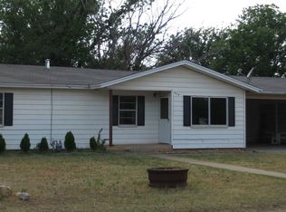 913 Plainview Rd, Seymour, TX 76380