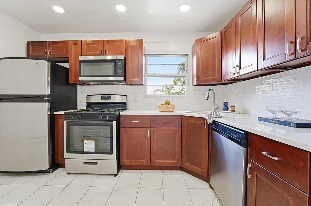 3 bed, 1100 sqft, $3,100 — Photo 4