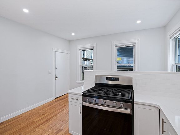5th image of 35 Newport St